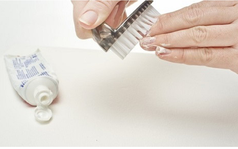 Cách làm sơn móng tay bằng kem đánh răng đơn giản