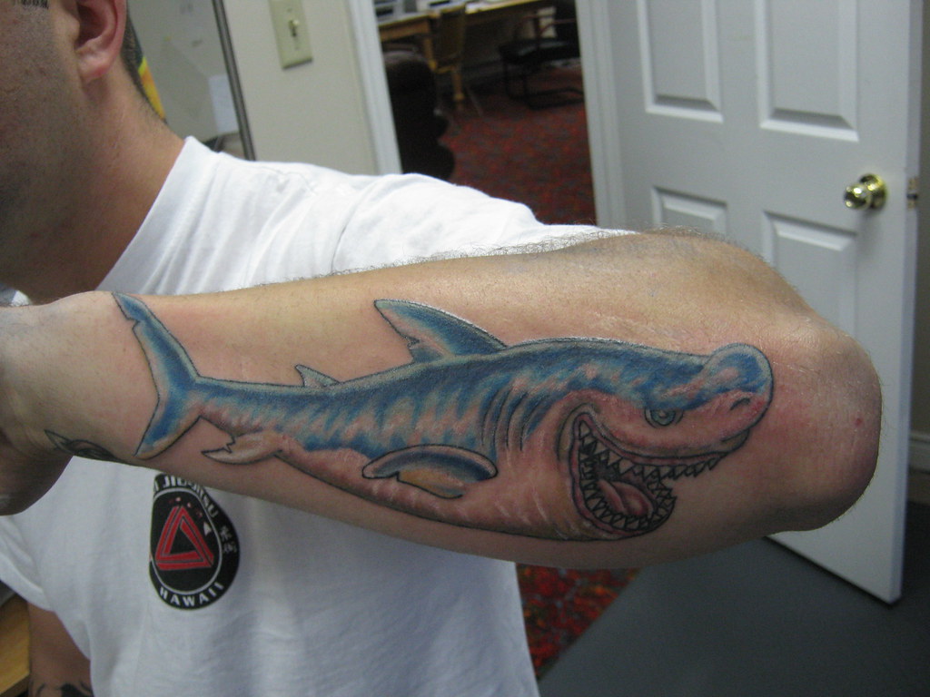 Mẫu hình xăm cá mập ở cánh tay đẹp