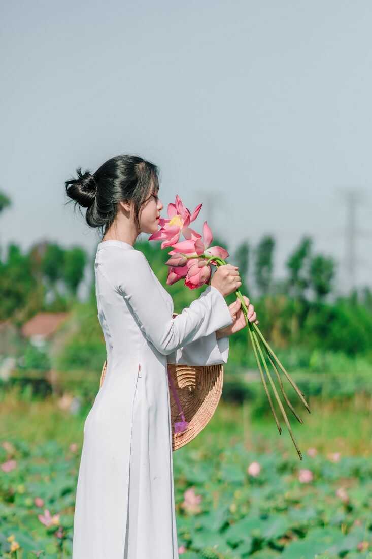 101+ tư thế chụp ảnh sống ảo với hoa sen đẹp lung linh Triệu Like